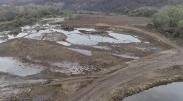 Протест заради разрушено корито на река Вит